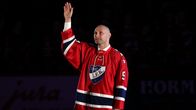 HIFK-legenda Kimmo Kuhta paidanjäädytysseremoniassa.