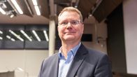 Niklas Kaskeala ser rakt in i kameran. 