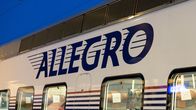 Allegro-juna pysähtyneenä Vainikkalan rautatieasemalle matkalla Venäjälle. Junan kyljessä lukee "Allegro".