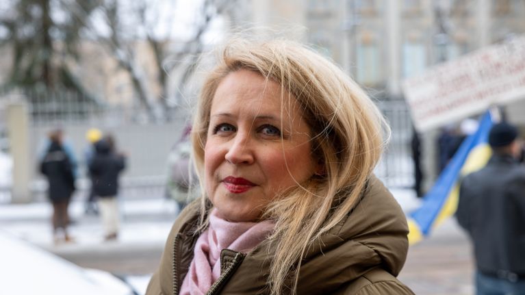 Irina Vesikko katsoo kameraan puolilähikuvassa.