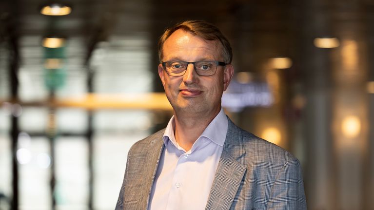 Energiateollisuuden puheenjohtaja Jukka Lestelä kuvattuna Eteläranta 10 aulassa.
