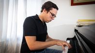 Anton Mejias, pianisti. Kuvattu Kruunuhaassa Antonin kotona.