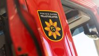 Pohjois-Savon Pelastuslaitoksen logo paloauton kyljessä.