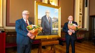 Kuvassa ovat taiteilija Timo Vuorikoski ja Kalervo Kummola. Heidän välissään on pormestarin muotokuva Kummolasta.