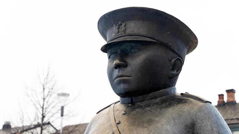 Lähikuva Oulun toripoliisin patsaasta