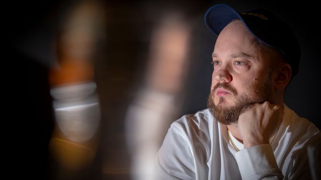 Muusikko Pyhimys Ravintola Kappelissa.