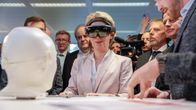 Urusla von der Leyen VR-lasit päässä.