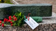 Pave Maijasen muistomerkki ja kukkia sen edustalla.