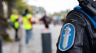 Poliisin hihamerkki moottoripyöräpoliisin nahkatakissa.