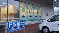 Kaukaan apteekki kuvattu parkkipaikalta.