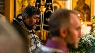 Rovasti Orest johtaa ortodoksisen kirkon jumalanpalvelusta.