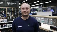 Lielahden Gigantin osastopäällikkö Tomi Mäentaus hymyilee kameralle päällään tummansininen Gigantin paita. 