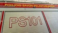Pohjois-Savon Pelastuslaitoksen nimi paloauton kyljessä.
