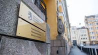 Puolustusministeriön sisäänkäynnin luona on paikasta kertova kyltti.