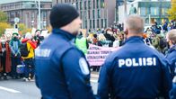 I förgrunden polis, i bakgrunden Elokapinademonstranter.