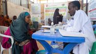 Somalialainen pakolaisäiti lääkärin vastaanotolla pienen vauvansa kanssa Pelastakaa Lasten klinikalla Baidoassa. 