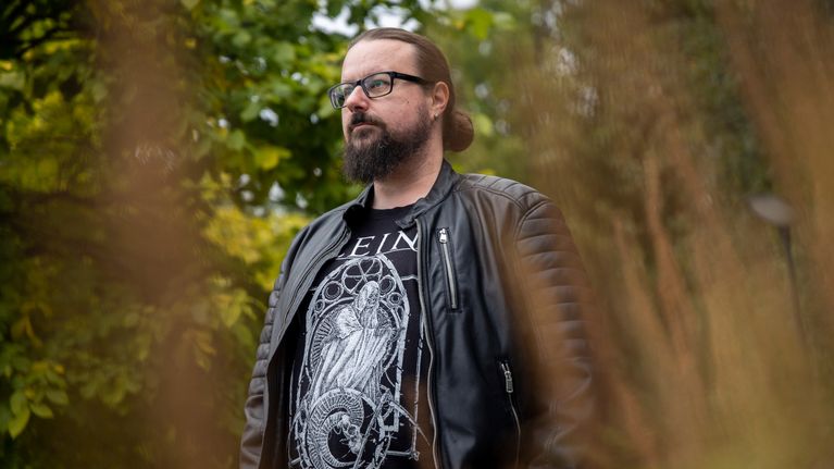 Jarkko Hakulinen Katselee Valkeisenlampea, heinää on kuvan etualalla.