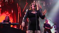 Floor Jansen laulaa. Taustalla näkyy muita Nightwishin jäseniä.