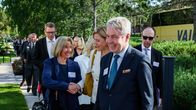 Vieraita saapumassa Kultaranta-keskusteluihin.