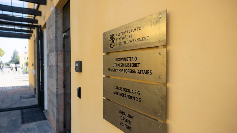 Kyltit seinällä: Valtioneuvosto, Ulkoministeriö.