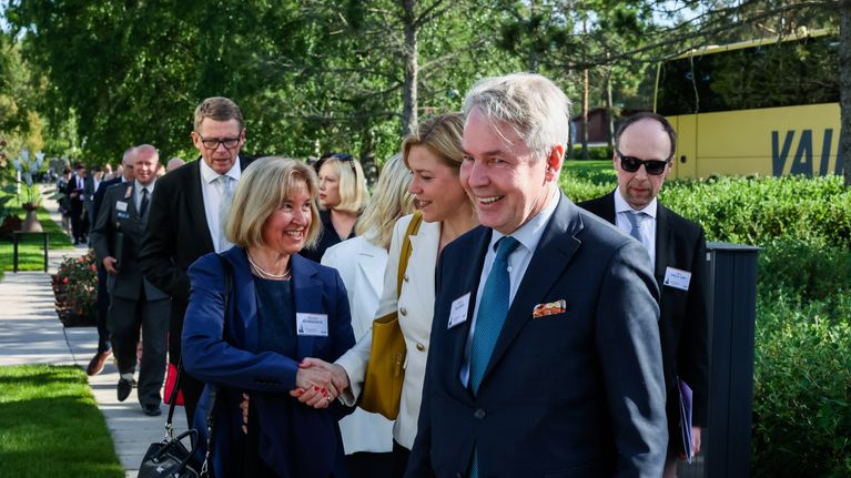 Vieraita saapumassa Kultaranta-keskusteluihin.
