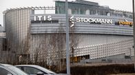 Harmaan kauppakeskus Itiksen ulkeseinällä mainoskyltit Itis ja Stockmann. 