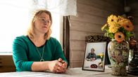 Oululainen Johanna Helkimo istuu pöydän äärellä ja kertoo äidin menehtyneestä.