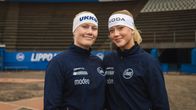 Aino Kesti ja Jonna Heinula seisovat Lippo-paidoissa pesäpallokentällä. 