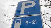Pysäköintialueen liikennemerkki, jossa maksullinen aika 9-21.