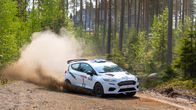 Tuukka Kauppinen ajaa ralliautolla soratiellä.