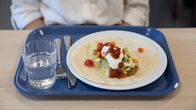 Tortilla-annos koululaisen lounastarjottimella. 