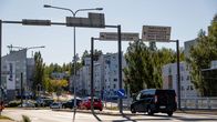 Autoja risteyksessä, jossa kyltit Ramsinniemeen, Meri-Rastilaan ja Vuosaaren keskustaan. Taustalla 3 – 5 -kerroksisia kerrostaloja.