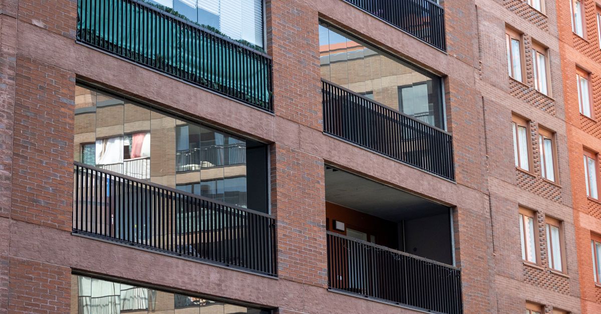 Helsingin Pasilassa putosi parvekelasi kadulle