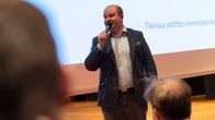 Kiuruveden kaupunginjohtaja Juha-Pekka Rusanen sanoo alkusanat infotilaisuudessa.
