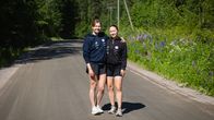 Suomen päästä päähän juoksevat Moona Havula ja Rita Tuononen soratiellä Äänekoskella.