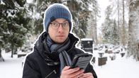 Toimittaja Petri Karvinen etsii tietoja hautapaikoista hautausmaalla.