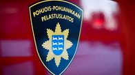 Pohjois-Pohjanmaan pelastuslaitoksen logo hihassa ja palo-autojen kyljessä.