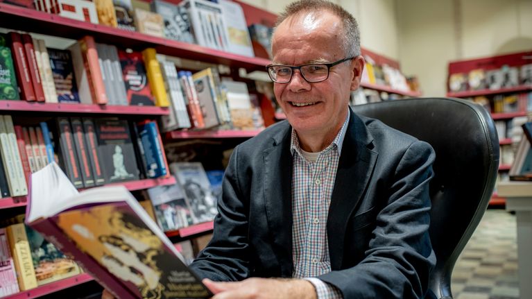 Otavan toimitusjohtaja Pasi Vainio Suomalaisessa kirjakaupassa Helsingissä