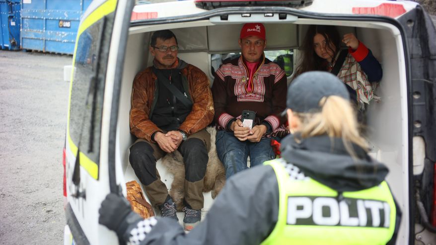Poliisit vievät Fiettar paliskunnan poronhoitajia pois Nussirin kaivosalueelta.
