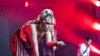 Erika Vikman esiintyy Flow -festivaalilla.
