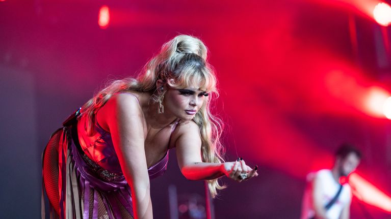 Erika Vikman esiintyy Flow -festivaalilla.