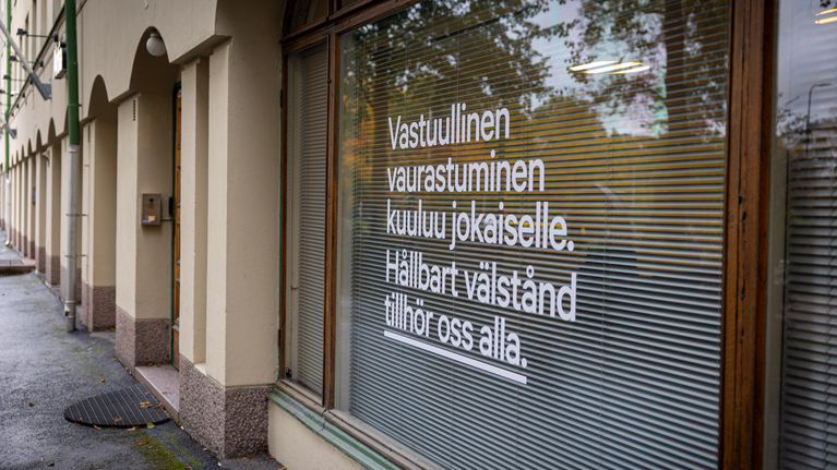 Aktia-pankin valotaulu ja rakennuksen julkisivu.