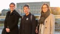 Pirjo Tinat,  Annamaija Hakama ja Heidi Haapala Oodin parvekkeella. 