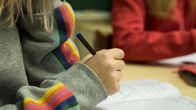 kynä tytön kädessä, ala-aste Eteläisten koulu