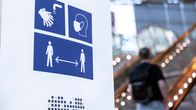 Kuvallisia korona-ajan ohjeita Helsinki-Vantaan lentoasemalla. 