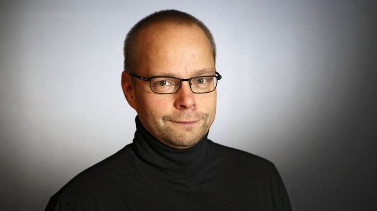 Kirjailija Roope Lipasti poseeraa kameralle.