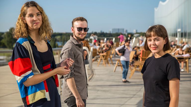 Aalto-yliopiston arkkitehtiopiskelijat Stella Vahteristo, Mikael Tómasson ja Ella Müller  