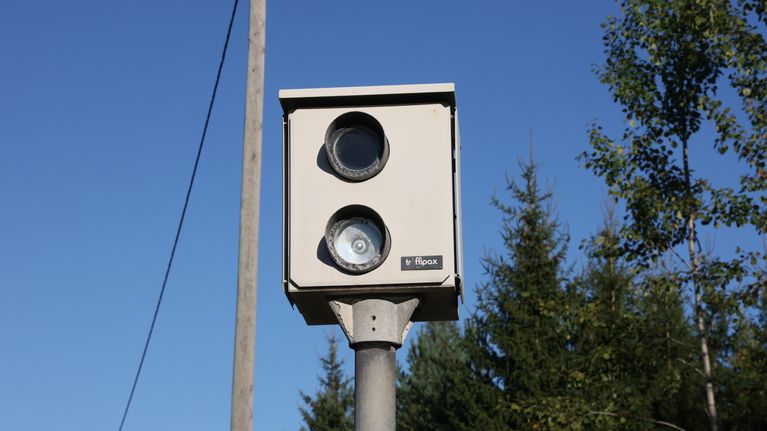 Liikennevalvontakamera valvoo ajonopeuksia maantiellä.