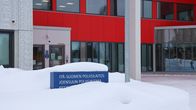 Itä-Suomen poliisilaitos, Joensuun poliisiaseman nimikyltti laitoksen sisäänkäynnin vieressä.
