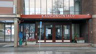 Kajaanin kaupungintalon edusta marraskuisena arkipäivänä.